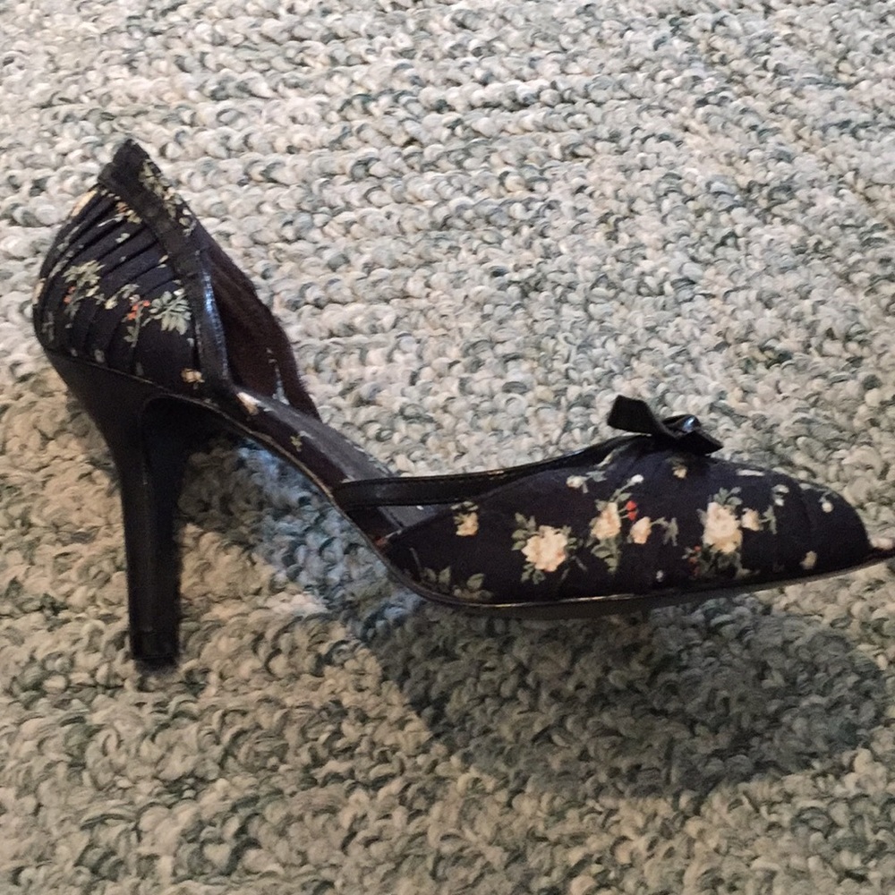 Peep toe pumps